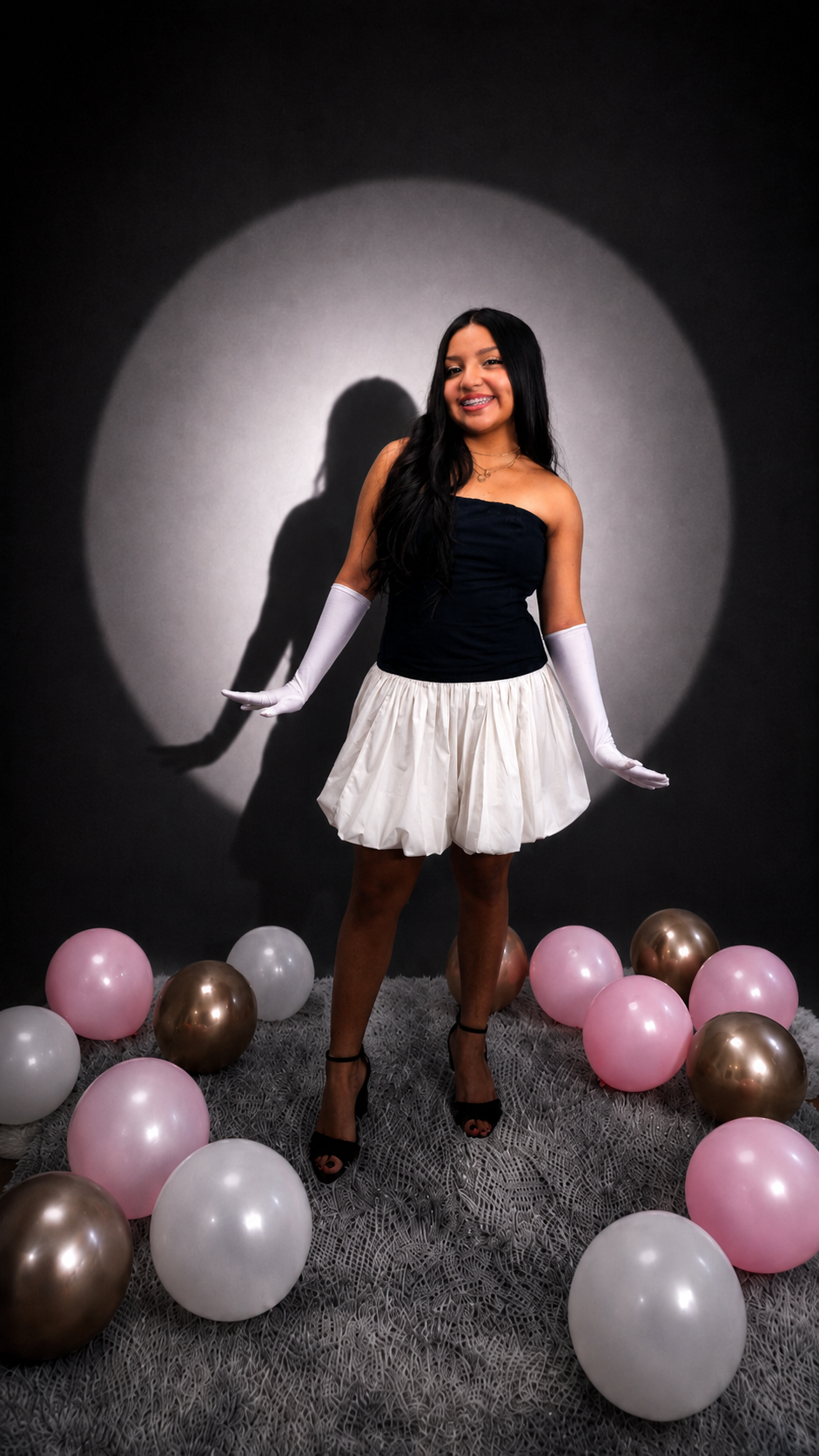 Melany Sofia en una sesión de XV años con fondo negro