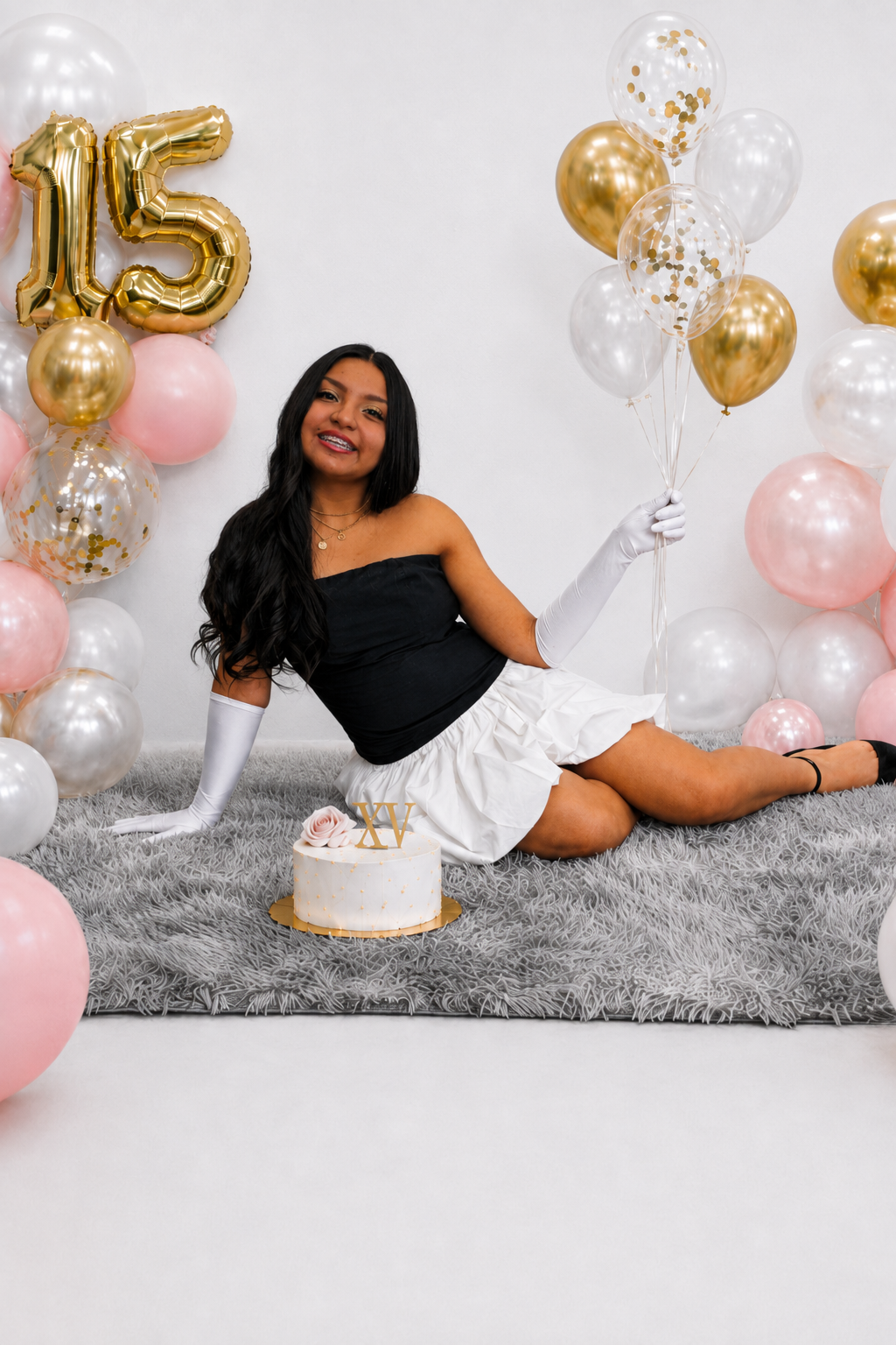 Melany Sofia celebrando sus quince años con pastel y globos